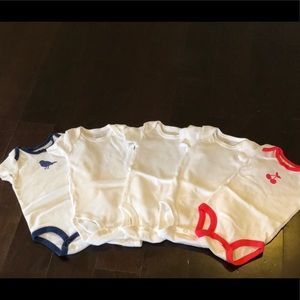 Set of 5 baby onesies / bodysuits. 0-3 month size